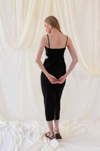 Λινό μίντι μαύρο φόρεμα με cut-out WIMBLEND