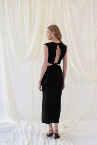 Λινό μίντι μαύρο φόρεμα με cut-out BARONS