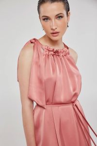 Σατέν μάξι ροδακινί φόρεμα με δέσιμο OLENA