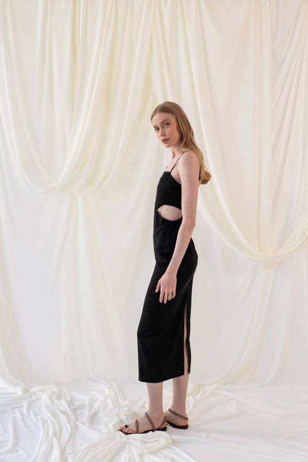 Λινό μίντι μαύρο φόρεμα με cut-out WIMBLEND